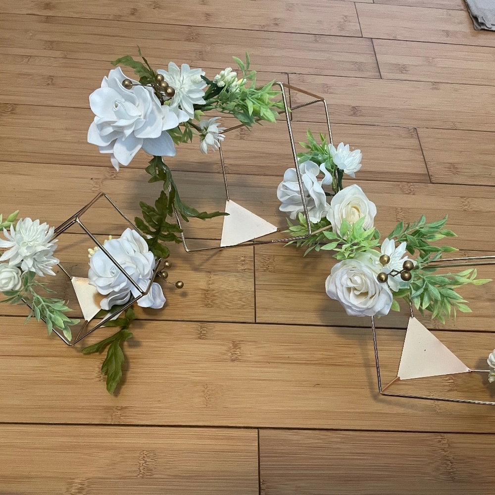 Ling’s Moment three-piece geometric floral wedding decor